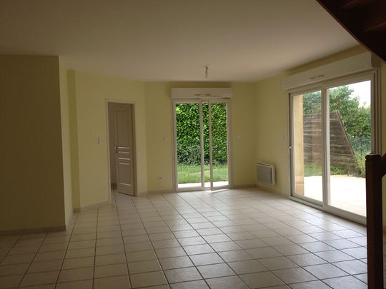 A louer - superbe villa de type 5 avec jardin dans une résidence sécurisée- Saint-Jory - Photo 1