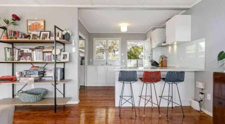 SHORT TERM Sunny 2BR Avondale Living - Pets OK! - Photo 3