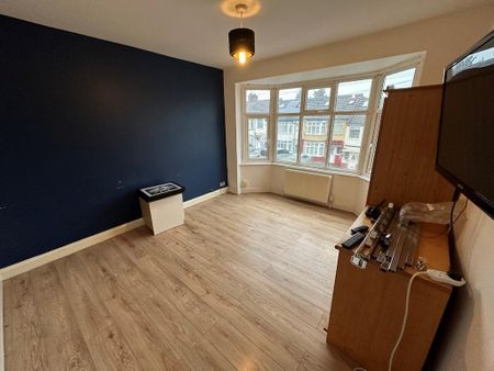 5 bedroom end of terrace house to rent - Photo 2