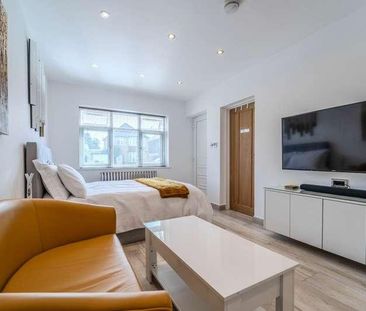Holland Gardens, Egham, TW20 - Photo 2