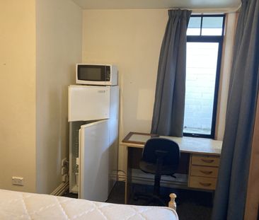 Centrally located boarding house - Photo 1