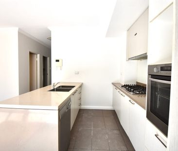 5 Bedrooms Townhouse in Perfect Location - Photo 6