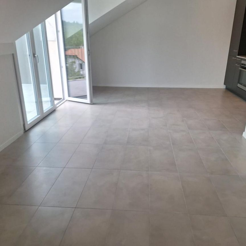 Appartement de 2,5 pièces aux combles dans un immeuble récent ! - Foto 1