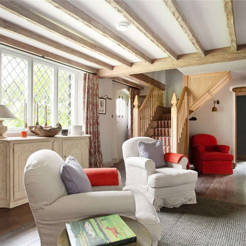 A stunning country retreat situated in the heart of the popular village of Swinbrook - Photo 1