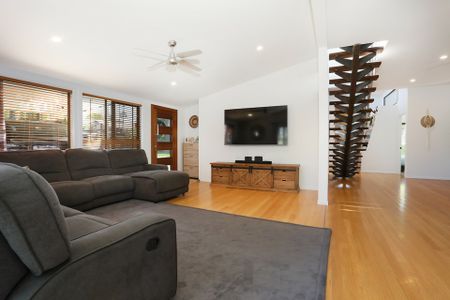 5 BEDROOM HOME WITH FREE STANDING ONE BEDROOM GRANNY - Photo 3