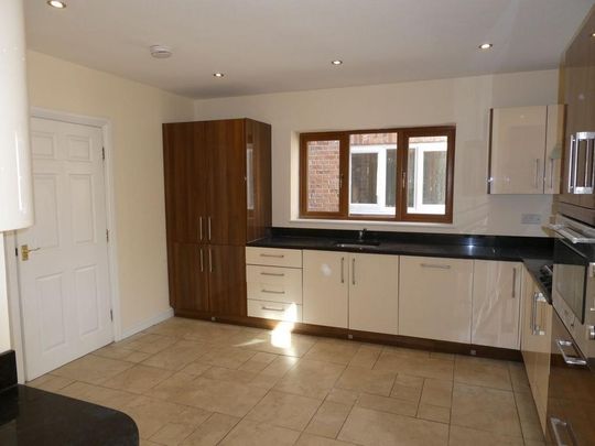 4 bedroom detached house to rent - Photo 1