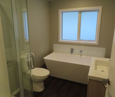 WAINUIOMATA LIVING! - Photo 3