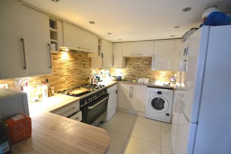 1 bedroom in a house share to rent - Photo 4