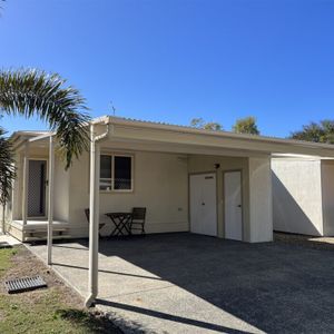 2 bedroom furnished unit ready to go! - Photo 2