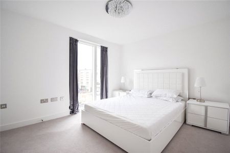 Well presented 4 bedroom link detached house at the prestigious Ninewells development located within a short walk of Addenbrookes campus and with excellent access to the City centre. Garage and driveway parking space. Furnished. - Photo 5