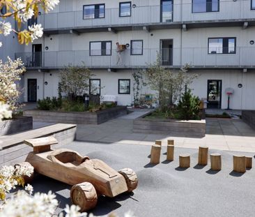 Rummelig 3-værelses lejlighed med altan, med udsigt til vand og str... - Foto 1