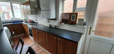 4 bedroom semi-detached house to rent - Photo 2