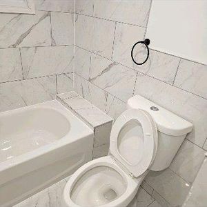 Grand 6 1/2 tout rénové avec cour privée - Photo 2