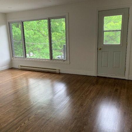 LUMINEUX ET SPACIEUX 4 1/2 DISPONIBLE LE 1ER FÉVRIER OU LE 1ER MARS 2026. - Photo 3