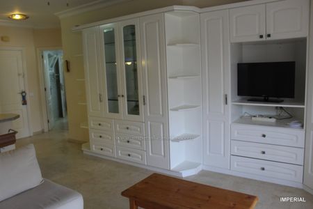 Disfrute viviendo en este magnifico apartamento completamente amueblado en un complejo con tres piscinas y al lado del mar. - Photo 2