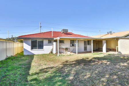Light Three Bedroom Property - Photo 4