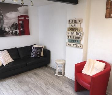 4 Bed Semi-Detached House, Middle Street, SO14 - Photo 2