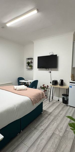 Studio Flat, Pembroke Road, W8 - Photo 1