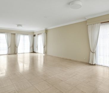 Landhuis met 3 gelijkvloerse slpkrs. en tuin op ca. 821 m² - Foto 6