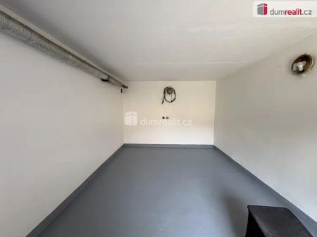 pronájem revitalizovaného bytu s balkónem, garáží a parkovacím místem před domem Milín - Photo 2