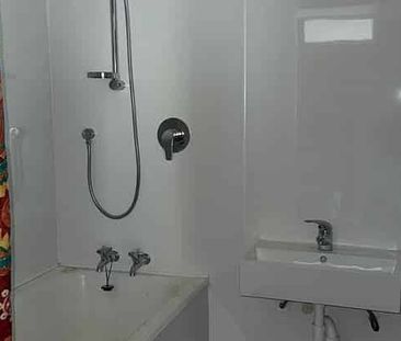 3-Bdrm Apartment in Epuni – Close to everything! - Photo 2