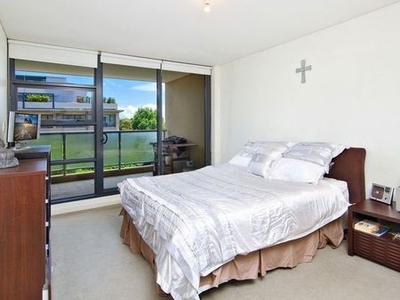 Convenient Spacious Modern Living - Photo 2