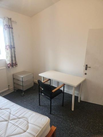 1 bedroom in a flat share to rent - Photo 5