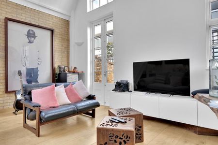 3 bedroom mews to rent - Photo 2