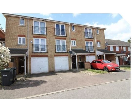 4 Bed Terraced House, Primrose Close, LU3 - Photo 1