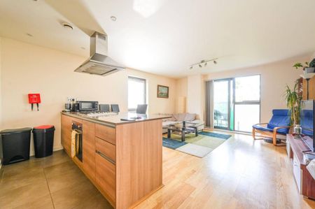 3 bedroom flat to rent - Photo 2