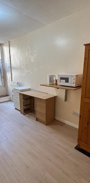 1 bedroom in a house share to rent - Photo 1