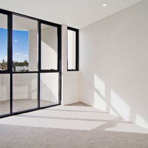 Immaculate, Sunlit One Bedroom Apartment - Photo 2