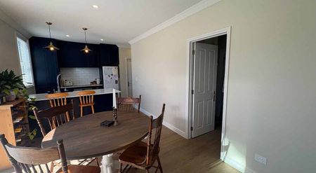 Sunny, Spacious & Super Handy - Photo 4