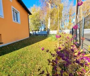 Lebensqualität pur im Dachgeschoss mit Terrasse und Garten! 4 Zimmer + Hochwertige Materialien + Viel Grün und Ruhe + Toller Blick! Ihr Rückzugsort mit WOW-Effekt! - Foto 3