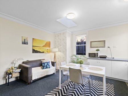 Redfern - Photo 2