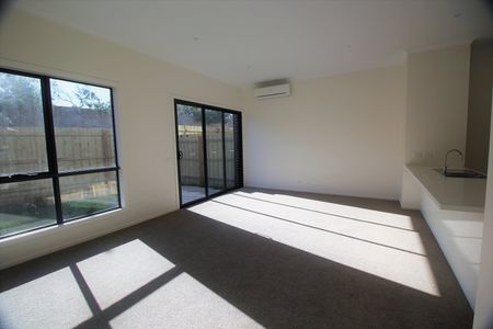 MODERN 3 BEDROOM TOWNHOUSE WITH DOUBLE GARAGE - Photo 5