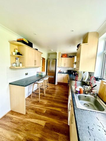 Room in a Shared House, Whatley Avenue, SW20 - Photo 2