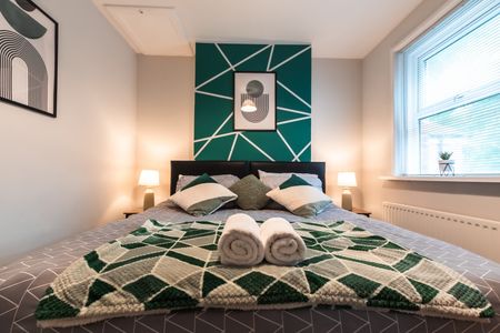 4 Bed Semi-Detached House, Burgess Road, SO16 - Photo 2