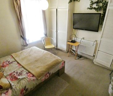 2 bedroom end of terrace house to rent - Photo 2