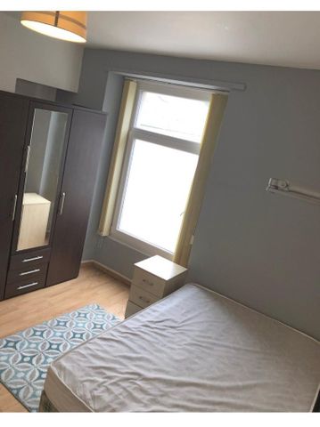 3 bedroom flat to rent - Photo 3