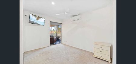 Central Benowa townhouse – ideal location & space! - Photo 5