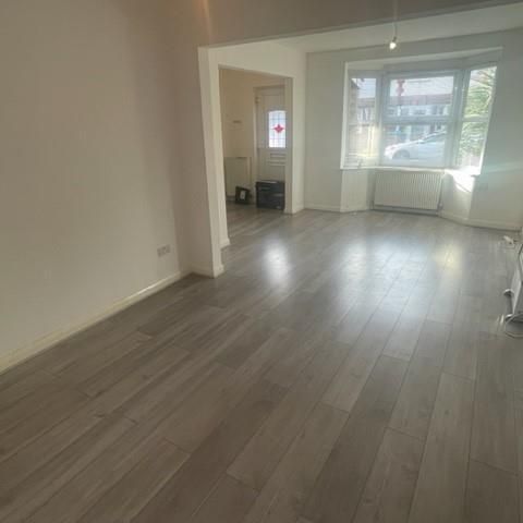 4 bedroom end of terrace house to rent - Photo 1