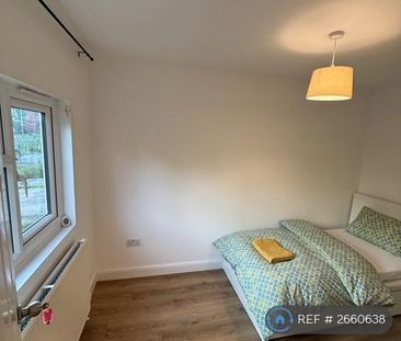 1 bedroom in a house share to rent - Photo 2