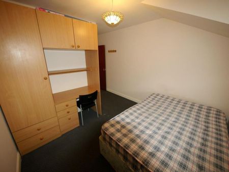 3 bedroom flat to rent - Photo 3