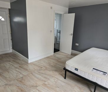 Studio Flat, Sutton Lane, TW3 - Photo 2