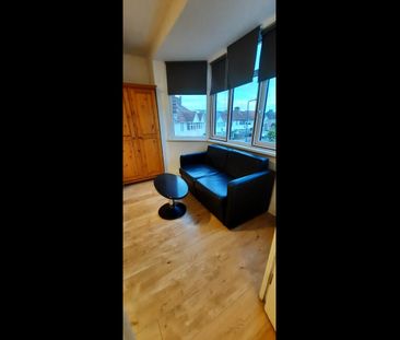 Studio Flat, The Ridgeway, NW9 - Photo 3