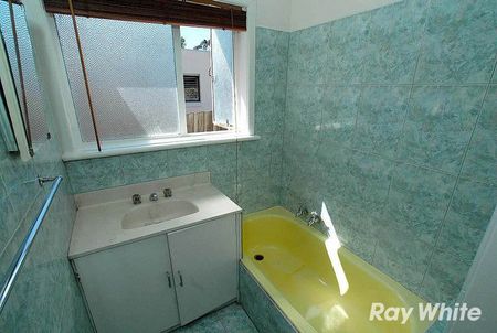 Perfect family home - 6 month lease only - Photo 3