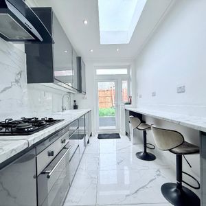 Westway, East Acton, London, W12 0SD - Photo 2