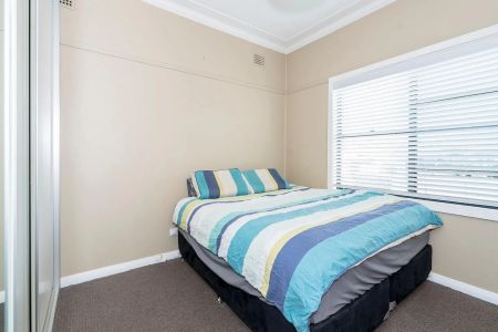 Modern Family Home - Photo 2