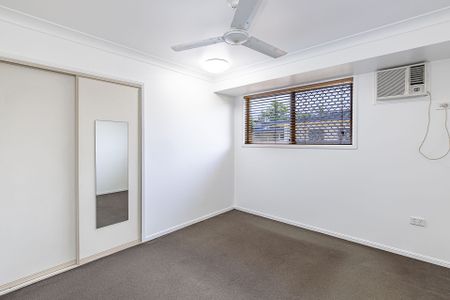 2/75 Cook Street, North Ward - Photo 2